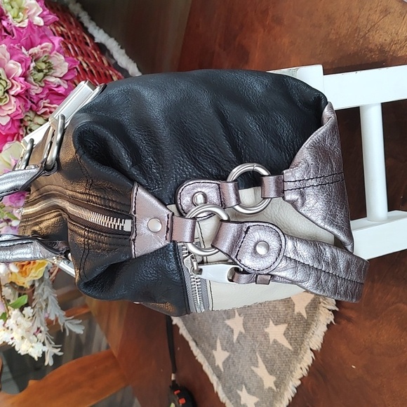 Two-Tone Black and Cream Shoulder Bag - Picture 6 of 8